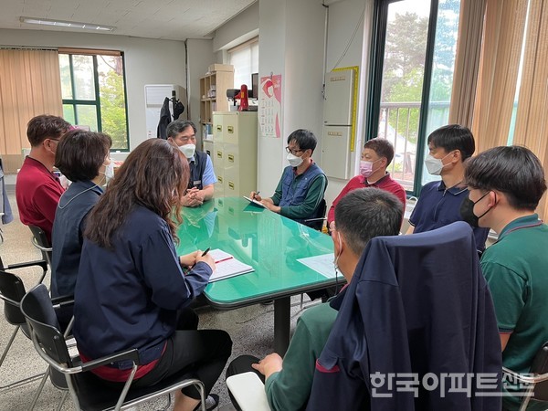 인천 남동구 논현주공14단지 관리직원들이 회의를 하고 있다.