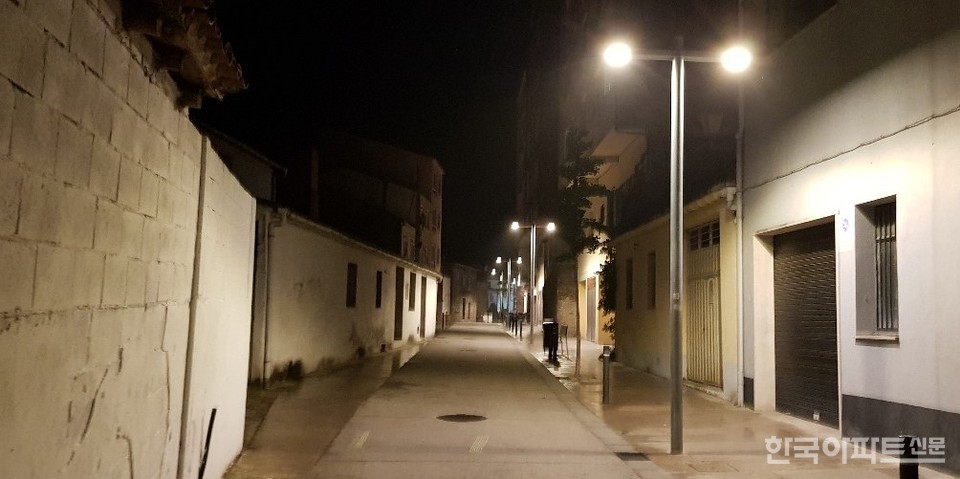 프랑스 길과 북쪽 길이 만나는 아르주아. 가로등이 어두운 새벽 거리를 환하게 밝혀준다.