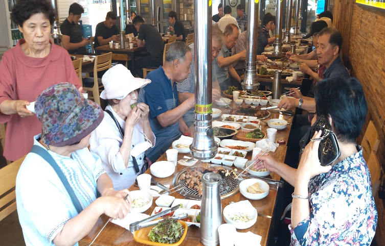 경기 화성 동탄역센트럴상록아파트는 지난달 16일 초복을 맞아 아파트 경로당(회장 양영애) 회원과 단지 내 65세 이상 어르신들에게 점심 식사를 제공했다. 