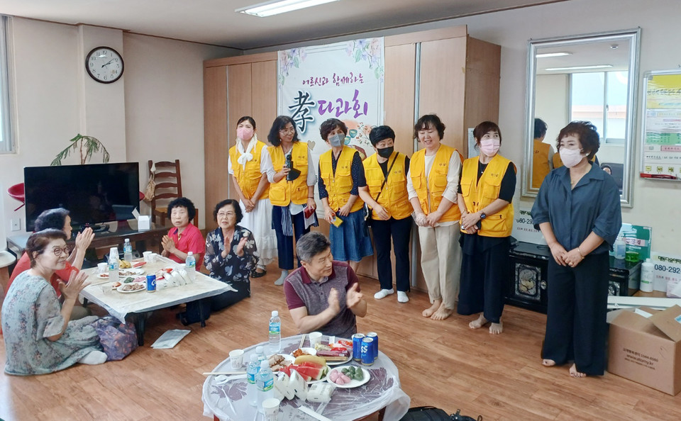 경남 창원시 의창구 중동대동다숲아파트 부녀회(회장 배종선)는 지난달 19일 어르신들을 모시고 ‘효 다과회’를 열었다.