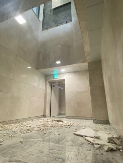 지난달 31일 서울 강남구 일원동 디에이치자이 개포 아파트의 한 동 건물에서 대리석 내벽이 떨어져 나와 바닥에 부서져 있다. (사진 출처: 온라인 커뮤니티)