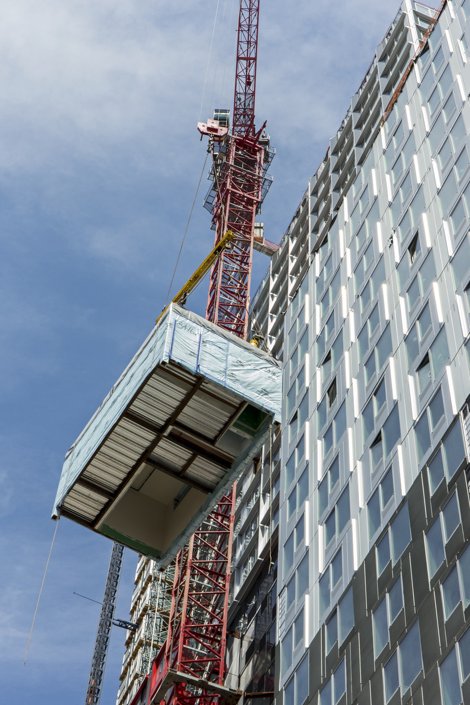 영국 크로이던에 2020년 완공된 44층 모듈러 아파트의 공사 과정.(출처: HTA Design)