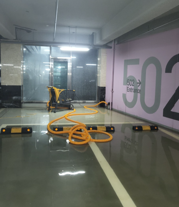서울 강남의 한 아파트단지에서 배수펌프로 지하층 물을 빼고 있다.