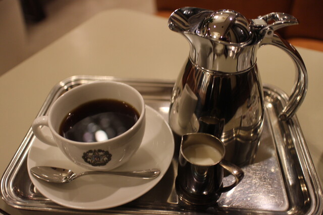 카페 파울리스타 로고가 새겨진  커피잔