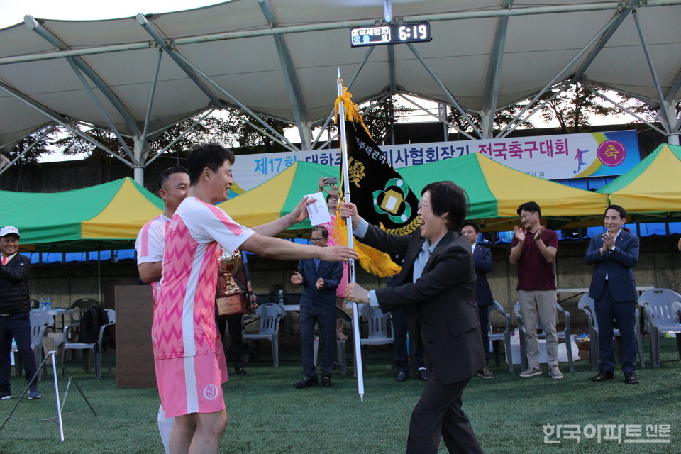 이선미 대주관 협회장이 우승한 KNFC(경기북부축구단)에 우승기를 전달하고 있다.