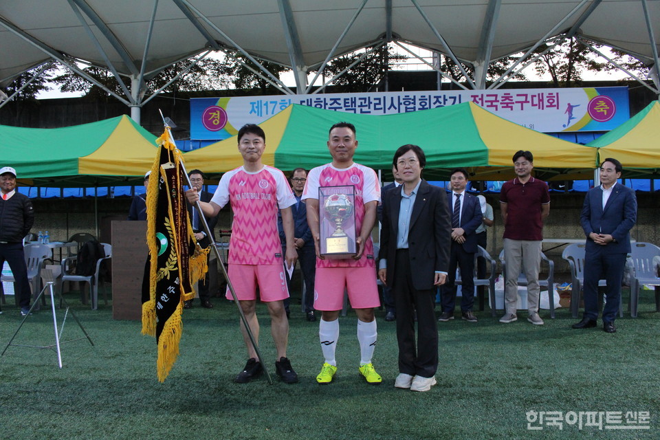 KNFC(경기북부축구단)가 3년 만에 다시 열린 전국 주택관리사 축구대회에서 우승기를 휘날렸다.