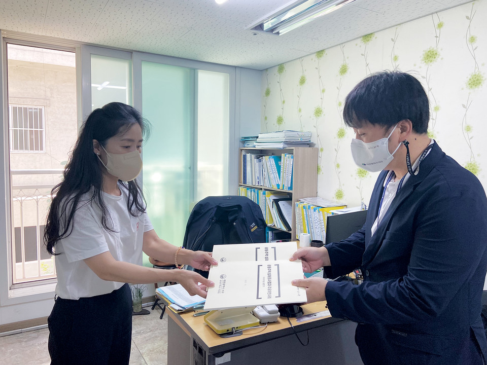 대전 서구는 주택관리사 등 자문단과 함께 아파트 2곳에 대해 벌인 실태조사의 위반사례와 과거 실태조사 때 적발한 사례들을 종합해 위반사례집을 최근 발간했다.