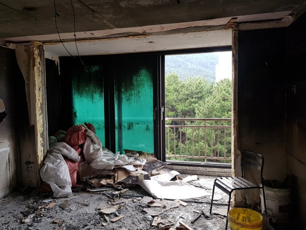 부산 남구 A아파트는 지난해 8월 세대에서 충전 중이던 전동 스쿠터 배터리에서 불이 나 내부가 전소되고, 외벽까지 불길이 번지는 등 피해를 입었다.