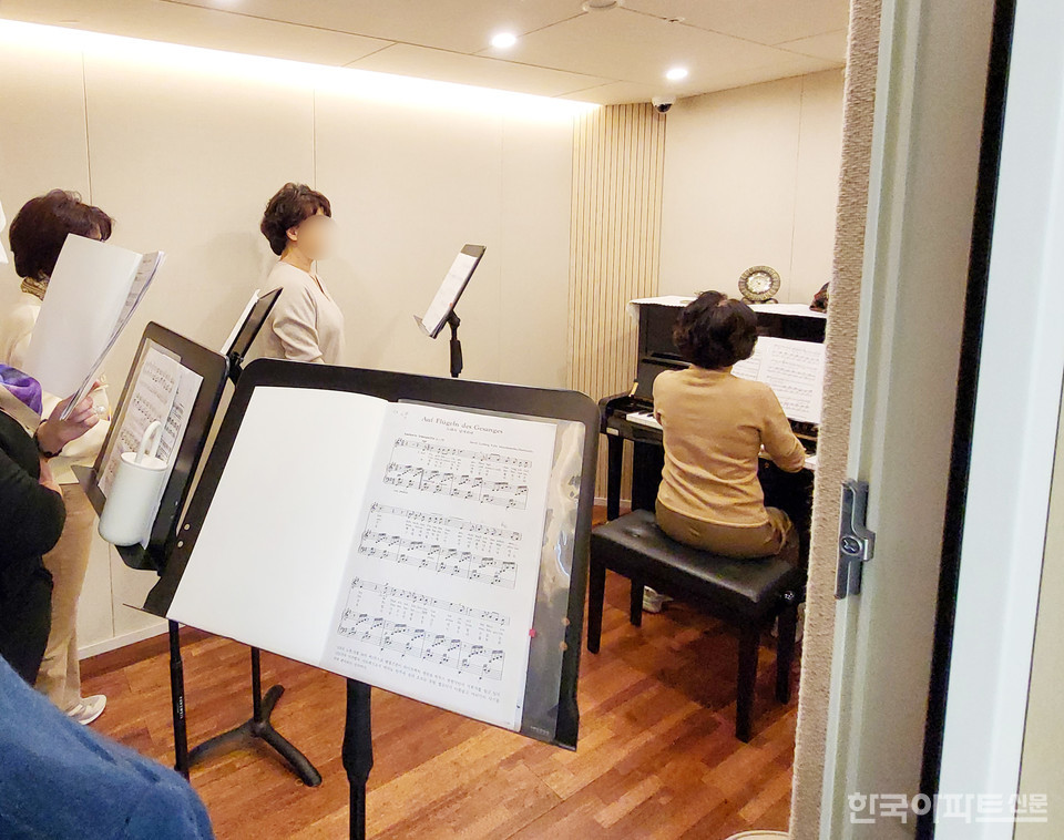 방배그랑자이 악기·노래연습실에서 입주민들이 합창 연습을 하고 있다.