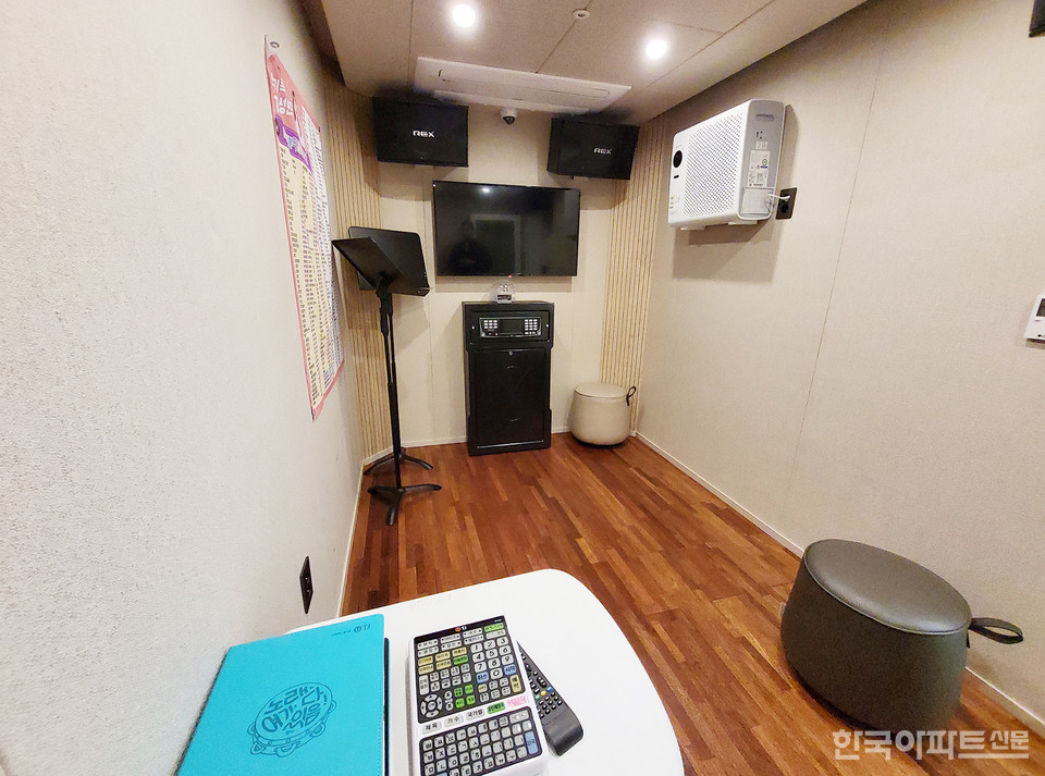 노래방 기기가 설치된 방배그랑자이 노래연습실