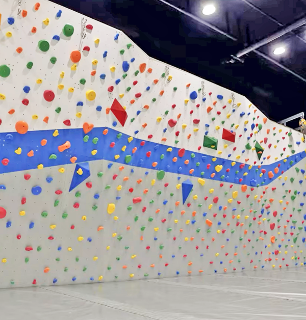 시티오씨엘1단지 실내체육관에 암벽등반시설이 설치돼 있다. /현대건설