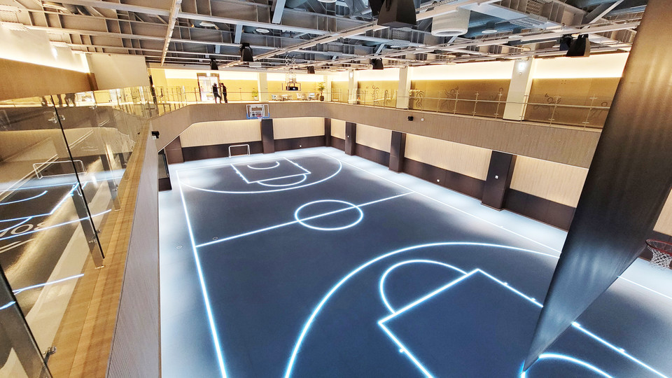 과천자이 체육관은 LED로 구기 종목 라인을 그려 다양한 운동을 즐길 수 있도록 했다. /GS건설