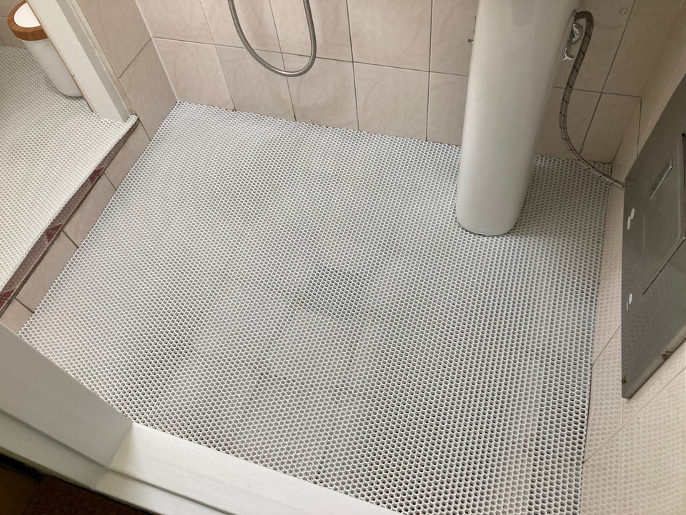 화장실에 설치한 미끄럼 방지 매트/조현주