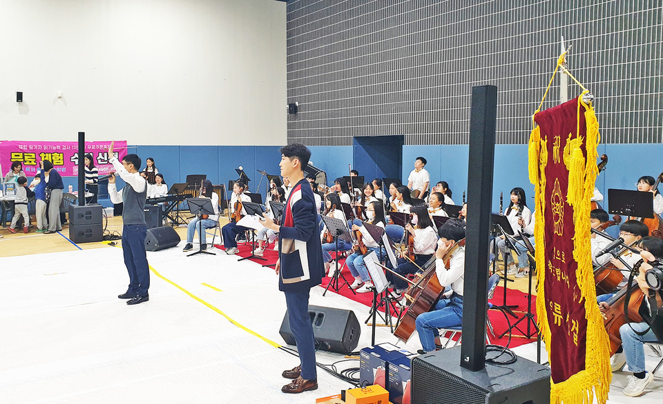 지난해 11월 열린 데시앙 축제에서 동신초 합주단이 공연하고 있다.