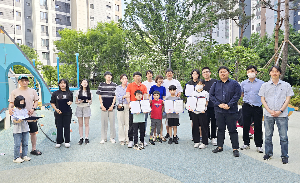 동대구더센트로데시앙은 5월 가정의 달을 맞아 백일장을 진행해 어린이들에게 시상했다.