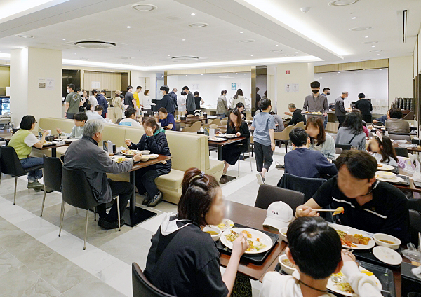 서울 서초구 래미안리더스원 커뮤니티 공간에서 식사 중인 입주민들./신세계푸드 제공