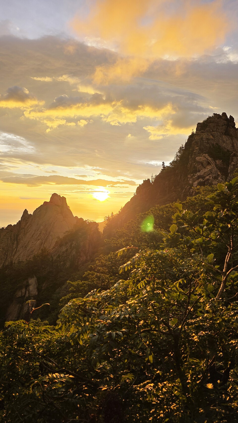 새벽 동트는 공룡능선, 온 산 붉은 빛 장관 평생 잊지 못하리