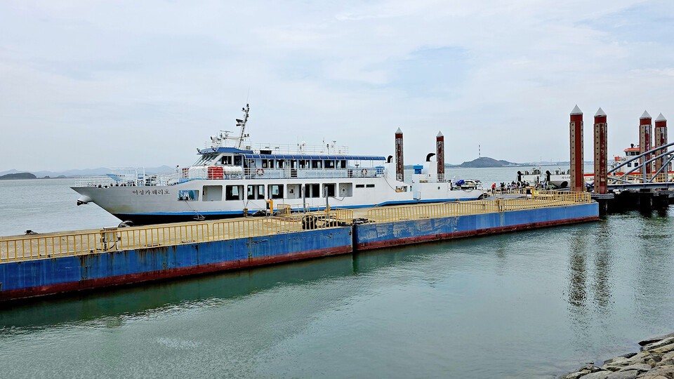 군산항에 정박 중인 어청카페리호