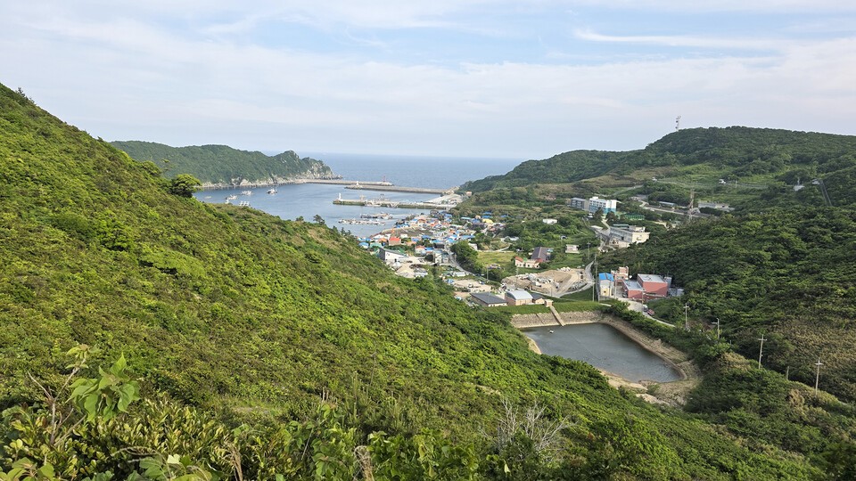 팔각정 쉼터에서 본 어청도항과 마을 전경