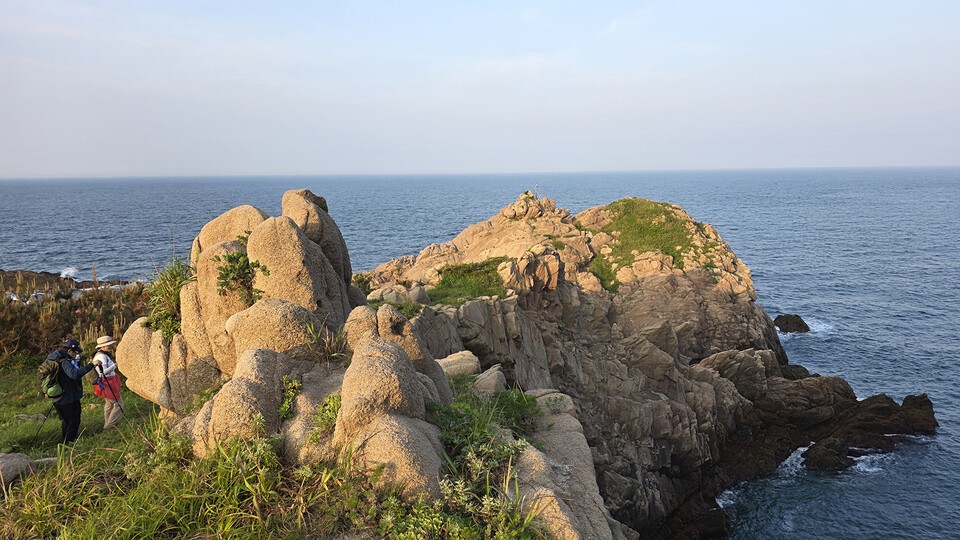불탄여 해변의 기묘한 바위 봉우리