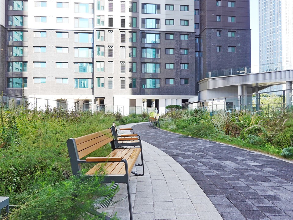 다채로운 색과 질감의 다년생 초화들이 어우러지는 선큰 위 공중보행로