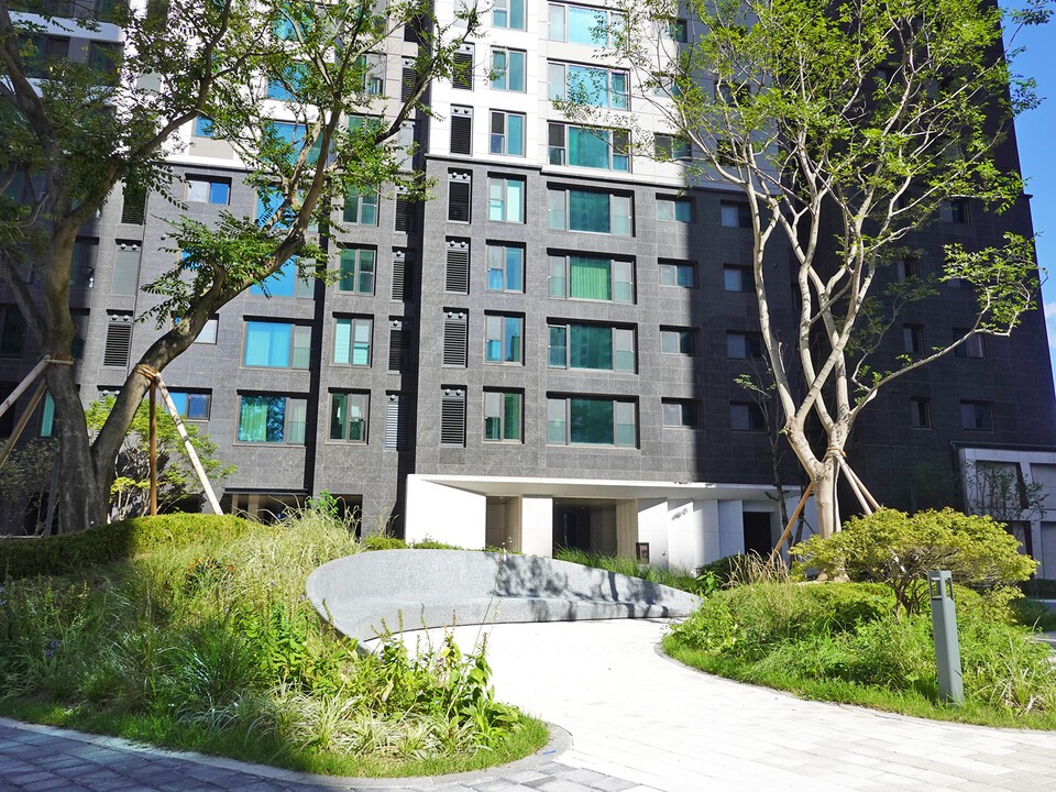 부드러운 언덕의 경계를 따라 자연스럽게 형태를 바꾸는 통석 벤치