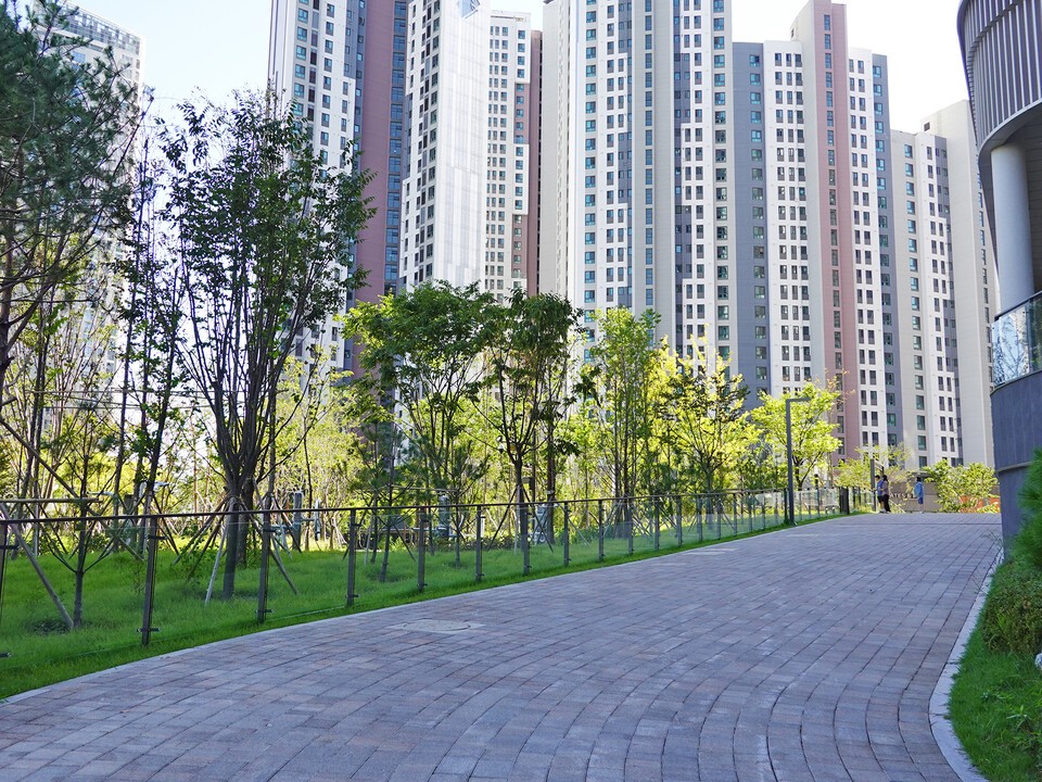 단지 경계의 구분을 최소화하는 얇은 프레임과 유리로 구성된 펜스