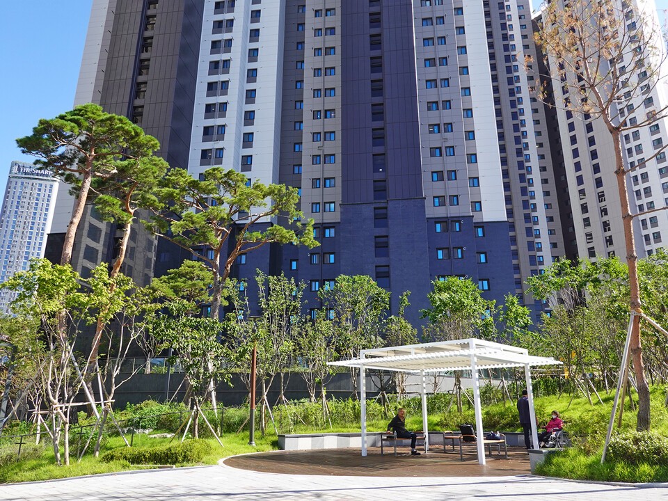 여러 겹의 수목으로 짙은 녹음을 선사하는 단지 서쪽 근린공원