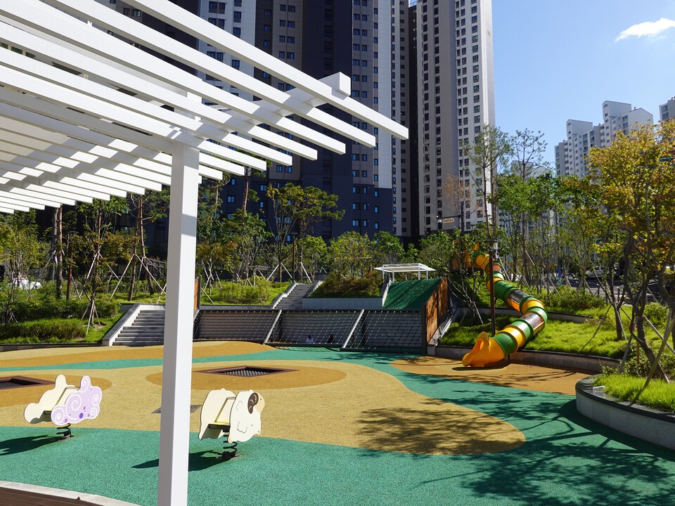 단과 단 사이의 경사면을 활용해 입체적으로 완성된 놀이공간