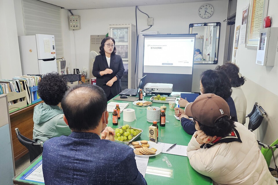 광주 북구는 22일 삼각동서라아파트 관리사무소에서 입주자대표회의를 대상으로 ‘찾아가는 공동주택 상담 및 교육’을 실시했다./광주 북구청 제공