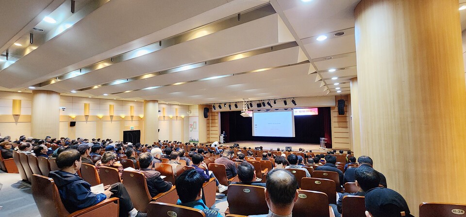 인천 연수구는 10월 23일 구청 연수아트홀에서 의무관리대상 공동주택 시설물 안전관리책임자 및 경비 책임자 등 300여 명을 대상으로 소방·방범 교육을 진행했다./인천 연수구청 제공