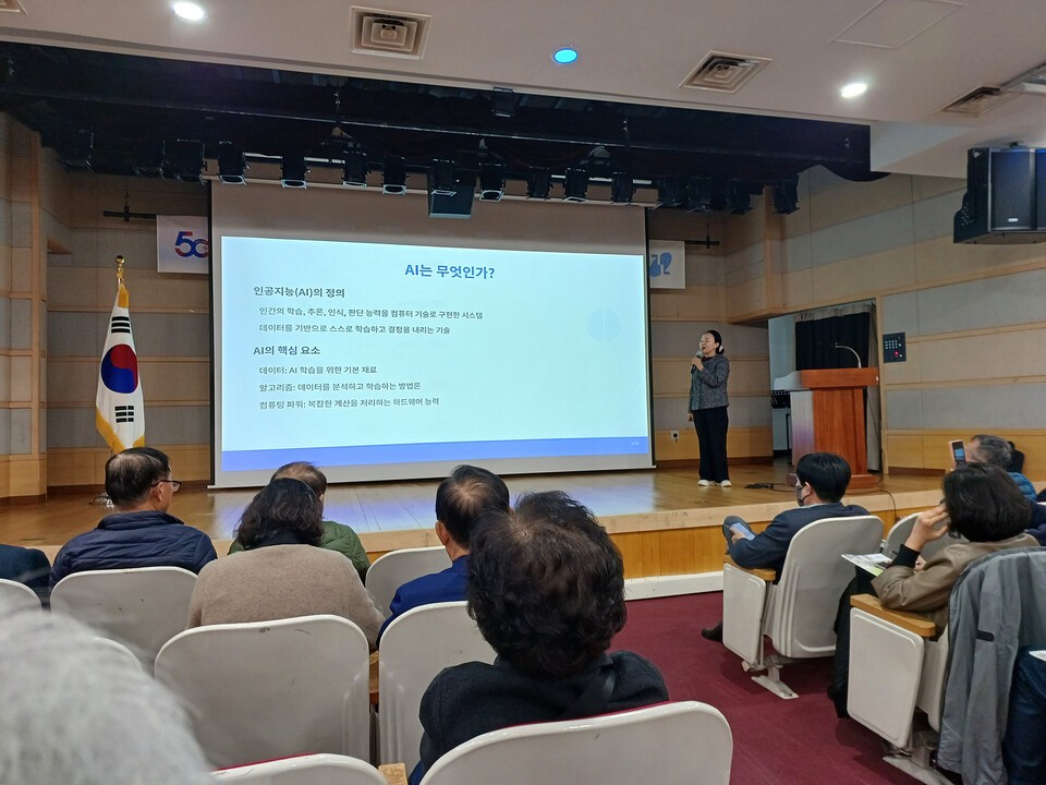 ​​​​​​​서울 강남구는 10월 27일 대치4동문화센터에서 관내 공동주택 동대표와 관계자 200여 명을 대상으로 공동주택 선거관리, 화재 안전 업무 및 AI 관련 교육을 했다. 