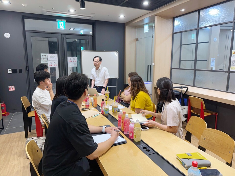 인천 서구는 지난달 27일 검단힐스테이트3차아파트 입주자대표회의 구성원과 선거관리위원회 등 공동주택 관계자들을 대상으로 ‘찾아가는 공동주택 맞춤형 교실’을 개최했다./인천 서구청 제공