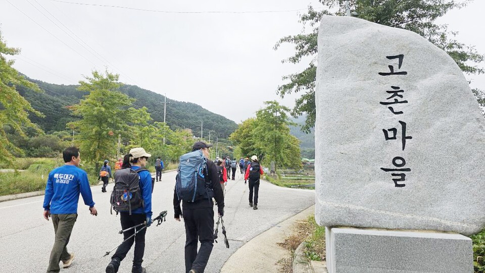 도로를 따라 이어진 마루금을 걷고 있다.