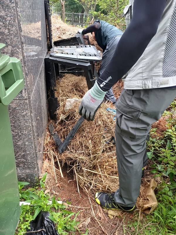 퇴비함은 식물 부산물로 가득 차 있었다.