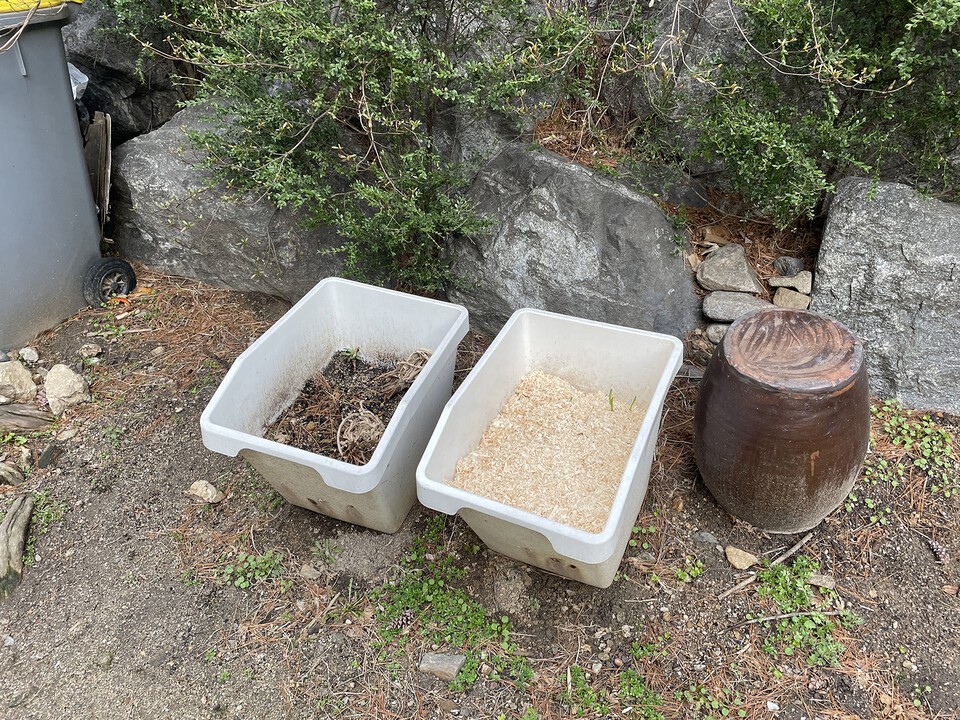 한 아파트 단지에서 이용되는 퇴비장의 모습. 톱밥을 구비해 놓은 것이 눈에 띈다.