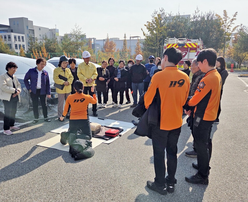 충북 음성군 충북혁신천년나무1단지와 음성맹동행복주택이 5일 음성소방서와 함께 합동으로 소방 훈련을 실시했다./충북혁신천년나무1단지 제공