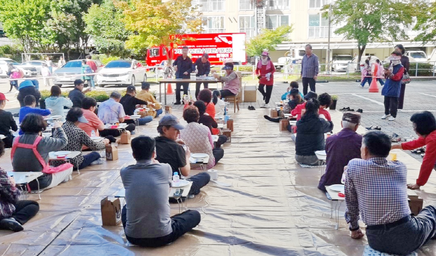 광주 LH광주양산 주거행복지원센터는 LH 커뮤니티 활성화 지원사업비를 활용해 입주민들과 함께하는 ‘고추장 만들기 체험’ 행사를 5일 개최했다./LH광주양산 주거행복지원센터 제공