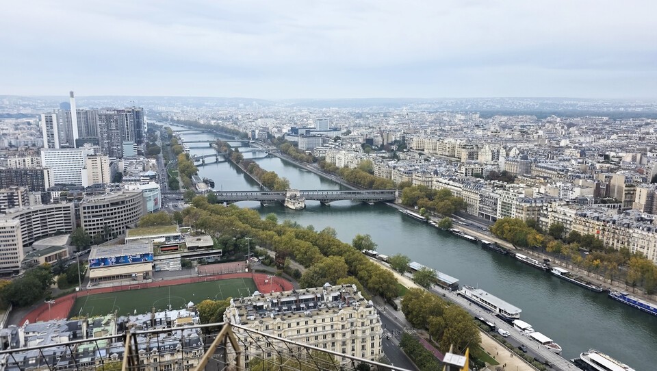 에펠탑에서 본 센강과 파리 도심 전경