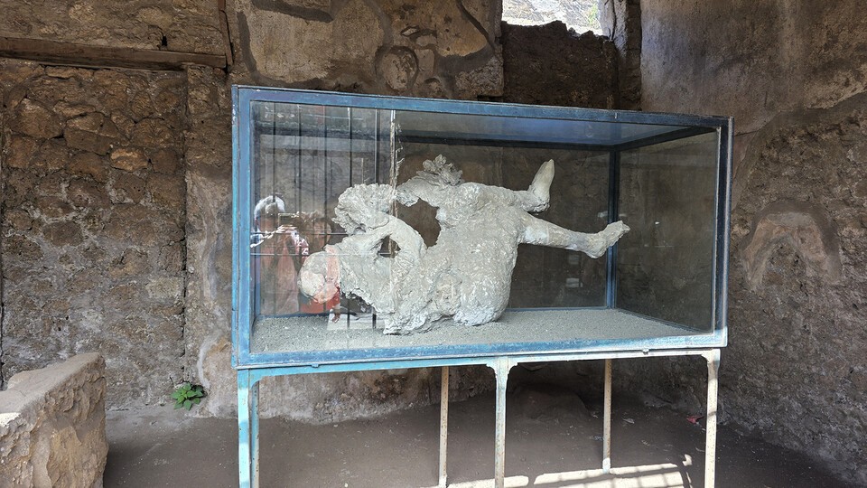 폼페이 화산재에 석고물을 부어 만든 사람 형상물