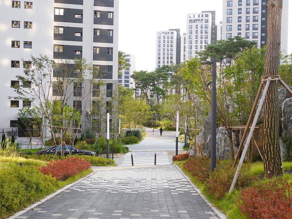 단지의 경계를 자연스럽게 연결하는 커뮤니티 가로