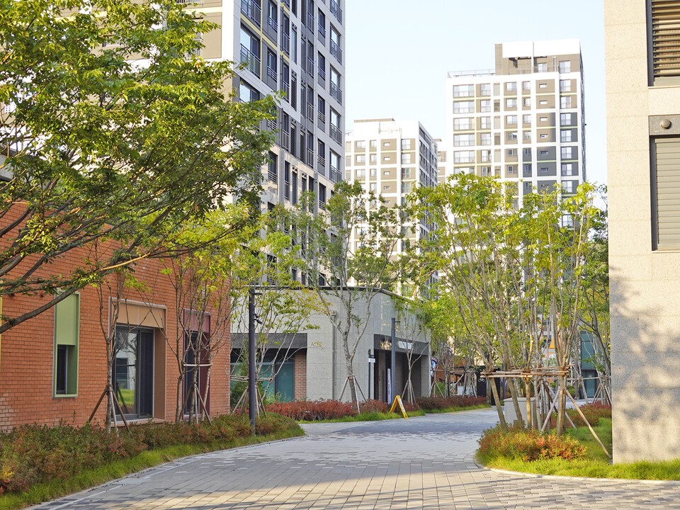 커뮤니티 가로를 따라 자리한 경로당과 어린이집 등 주민공동시설