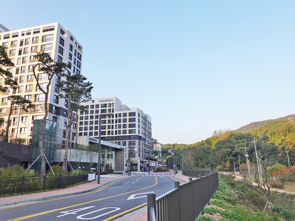 단지 동측 경계를 따라 흘러내리는 신리천의 지류