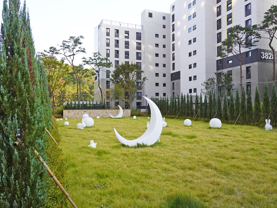 침엽수와 잔디밭으로 절제미와 정형미를 부각한 정원