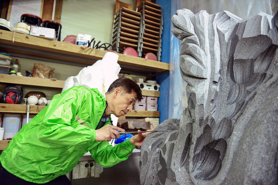 황종원 소장이 진주시 석갑산 아래 유등 작업장에서 8m 규모의 용 테마 등 작업을 하고 있다.