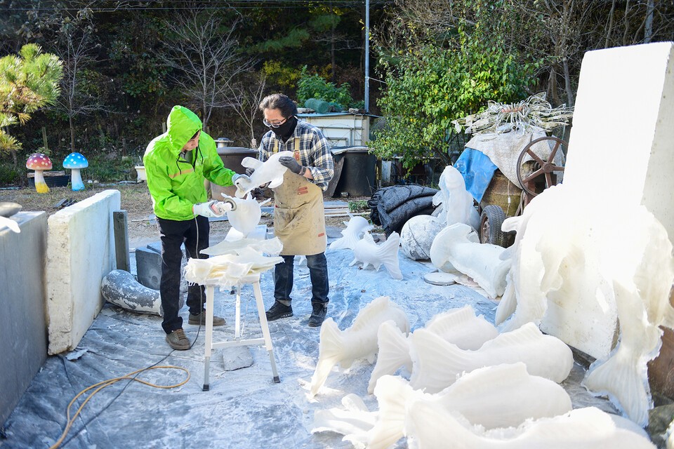 잉어 유등 작업 중인 황종원 소장(왼쪽)