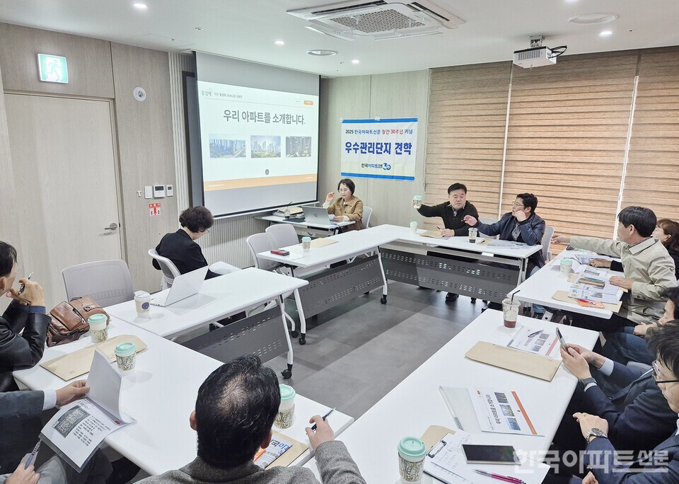 김혜정 관리사무소장이 아파트에 대해 소개하고 있다.