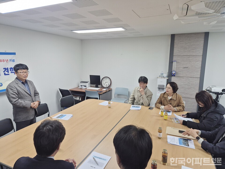 양병진 소장이 아파트를 소개하고 있다.