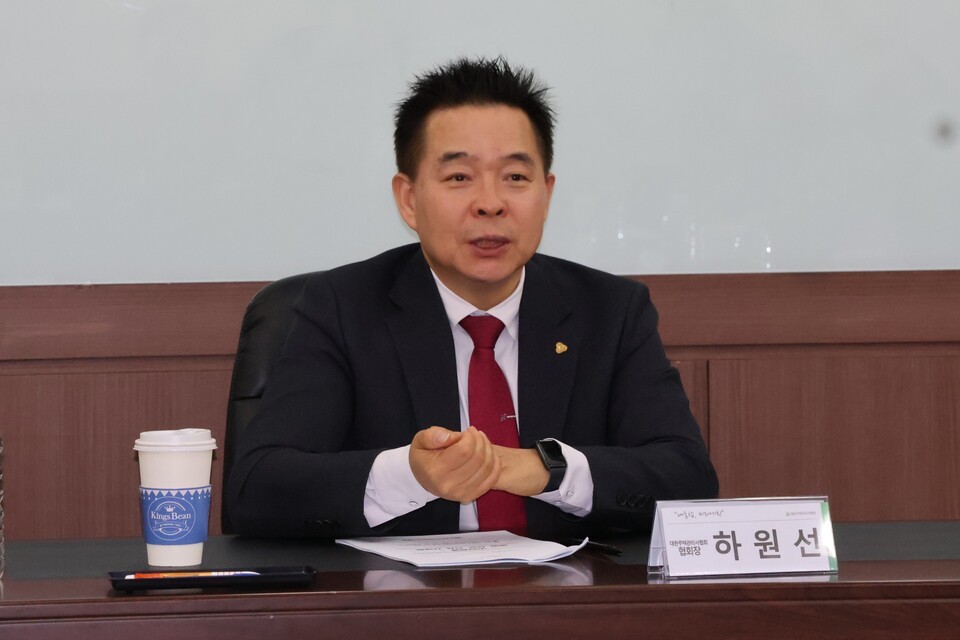 하원선 협회장이 사업 계획을 설명하고 있다./대한주택관리사협회 제공