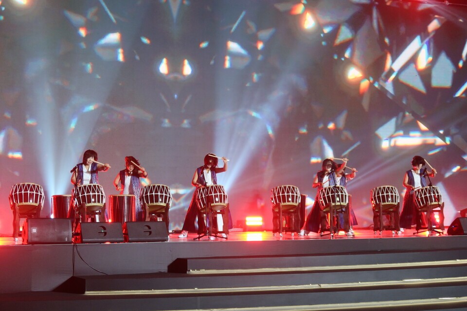 여성 소장으로 구성된 칸타타 난타팀의 연주에 장내 분위기가 뜨겁게 달아올랐다.